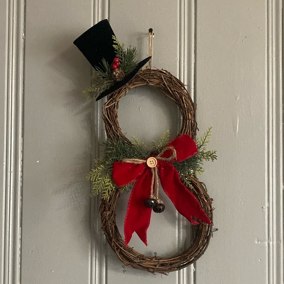 NWT- Beautiful Snowman Wreath Decoration w/ 🎩 Red Velvet Bow & Jingle Bells - Picture 9 of 17